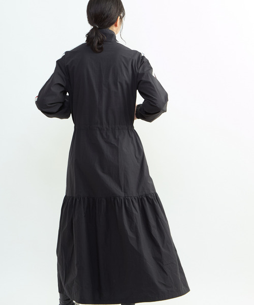CONVERSE TOKYO（コンバーストウキョウ）の「【CONVERSE TOKYO】SIDE LINE TRACK TIERED DRESS / トラックジャージ / ジャージワンピース / スタンドカラー / ジップアップ  / 羽織り / コート（ワンピース・レディース・カーキ/ブラック/ブルー・FREE）」の10枚目の写真