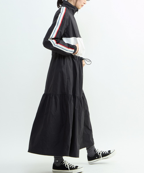 CONVERSE TOKYO（コンバーストウキョウ）の「【CONVERSE TOKYO】SIDE LINE TRACK TIERED DRESS / トラックジャージ / ジャージワンピース / スタンドカラー / ジップアップ  / 羽織り / コート（ワンピース・レディース・カーキ/ブラック/ブルー・FREE）」の11枚目の写真