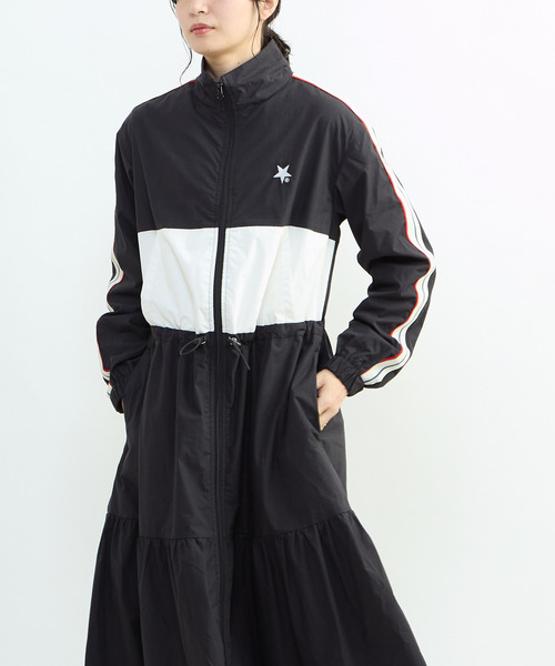 CONVERSE TOKYO（コンバーストウキョウ）の「【CONVERSE TOKYO】SIDE LINE TRACK TIERED DRESS / トラックジャージ / ジャージワンピース / スタンドカラー / ジップアップ  / 羽織り / コート（ワンピース・レディース・カーキ/ブラック/ブルー・FREE）」の12枚目の写真