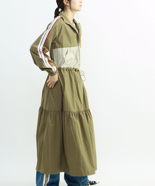 CONVERSE TOKYO（コンバーストウキョウ）の「【CONVERSE TOKYO】SIDE LINE TRACK TIERED DRESS / トラックジャージ / ジャージワンピース / スタンドカラー / ジップアップ  / 羽織り / コート（ワンピース・レディース・カーキ/ブラック/ブルー・FREE）」の14枚目の写真