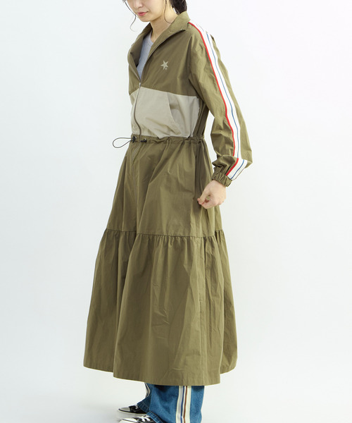 CONVERSE TOKYO（コンバーストウキョウ）の「【CONVERSE TOKYO】SIDE LINE TRACK TIERED DRESS / トラックジャージ / ジャージワンピース / スタンドカラー / ジップアップ  / 羽織り / コート（ワンピース・レディース・カーキ/ブラック/ブルー・FREE）」の15枚目の写真
