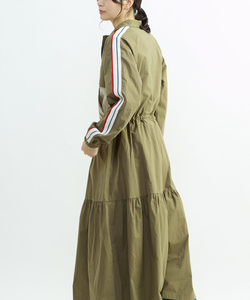 CONVERSE TOKYO（コンバーストウキョウ）の「【CONVERSE TOKYO】SIDE LINE TRACK TIERED DRESS / トラックジャージ / ジャージワンピース / スタンドカラー / ジップアップ  / 羽織り / コート（ワンピース・レディース・カーキ/ブラック/ブルー・FREE）」の16枚目の写真
