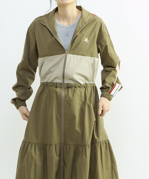 CONVERSE TOKYO（コンバーストウキョウ）の「【CONVERSE TOKYO】SIDE LINE TRACK TIERED DRESS / トラックジャージ / ジャージワンピース / スタンドカラー / ジップアップ  / 羽織り / コート（ワンピース・レディース・カーキ/ブラック/ブルー・FREE）」の17枚目の写真