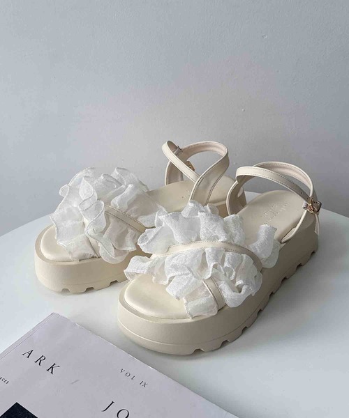 AS KNOW AS plus(アズノゥアズプラス)の「シャイニーフリル厚底ストラップサンダル AS KNOW AS plus × VIVIANコラボ 【ZOZOTOWN限定アイテム】(サンダル・レディース・ブラック/ホワイト・S/L/M)」の4枚目の写真
