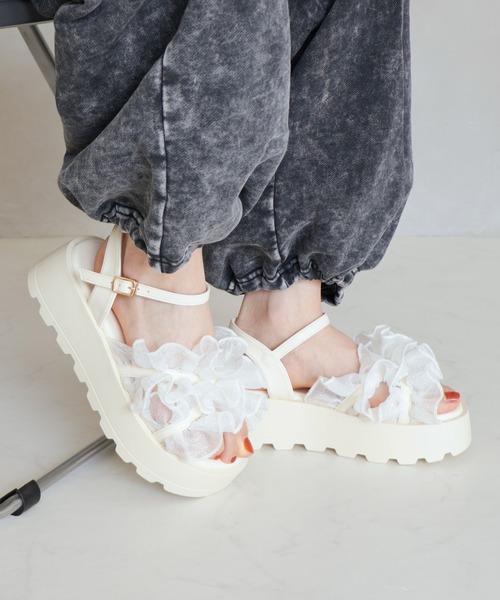 AS KNOW AS plus(アズノゥアズプラス)の「シャイニーフリル厚底ストラップサンダル AS KNOW AS plus × VIVIANコラボ 【ZOZOTOWN限定アイテム】(サンダル・レディース・ブラック/ホワイト・S/L/M)」の11枚目の写真