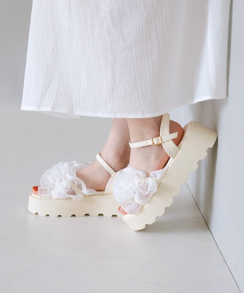 AS KNOW AS plus(アズノゥアズプラス)の「シャイニーフリル厚底ストラップサンダル AS KNOW AS plus × VIVIANコラボ 【ZOZOTOWN限定アイテム】(サンダル・レディース・ブラック/ホワイト・S/L/M)」の15枚目の写真