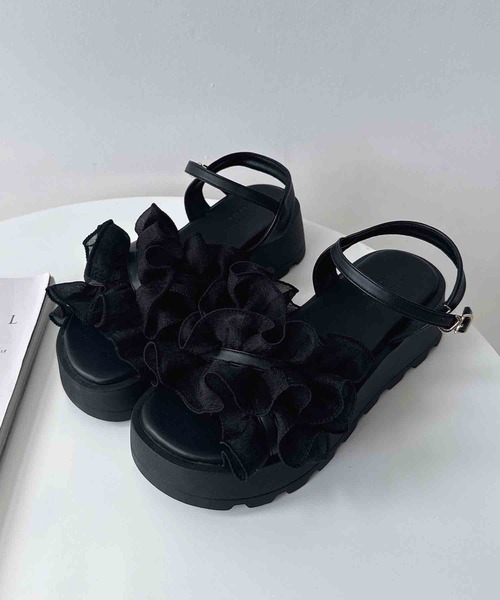 AS KNOW AS plus(アズノゥアズプラス)の「シャイニーフリル厚底ストラップサンダル AS KNOW AS plus × VIVIANコラボ 【ZOZOTOWN限定アイテム】(サンダル・レディース・ブラック/ホワイト・S/L/M)」の19枚目の写真