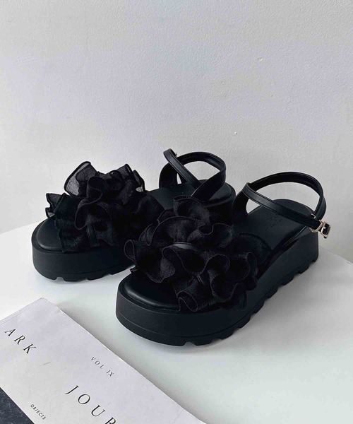 AS KNOW AS plus(アズノゥアズプラス)の「シャイニーフリル厚底ストラップサンダル AS KNOW AS plus × VIVIANコラボ 【ZOZOTOWN限定アイテム】(サンダル・レディース・ブラック/ホワイト・S/L/M)」の20枚目の写真