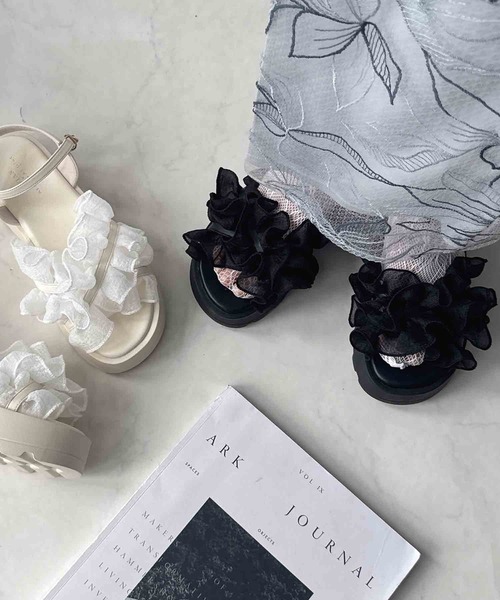 AS KNOW AS plus(アズノゥアズプラス)の「シャイニーフリル厚底ストラップサンダル AS KNOW AS plus × VIVIANコラボ 【ZOZOTOWN限定アイテム】(サンダル・レディース・ブラック/ホワイト・S/L/M)」の22枚目の写真