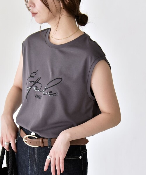 quaranciel（カランシエル）の「quaranciel:〈洗濯機可能〉スパンコール ロゴ 刺繍 フレンチスリーブ TEE（Tシャツ/カットソー・レディース・チャコールグレー/オフホワイト・ONE SIZE）」の2枚目の写真