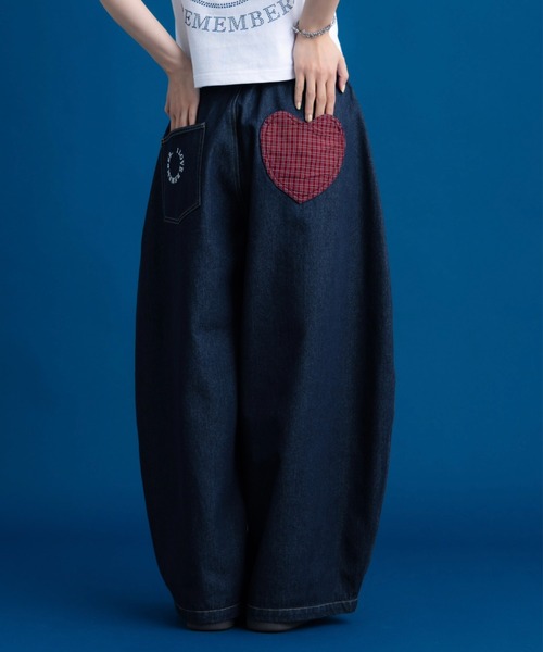 Remember.(リメンバー)の「ハートパッチポケットワイドデニムパンツ / Heart Patchpocket Wide Denimpants(デニムパンツ・メンズ・ブラック/ネイビー・LARGE/MEDIUM)」の2枚目の写真