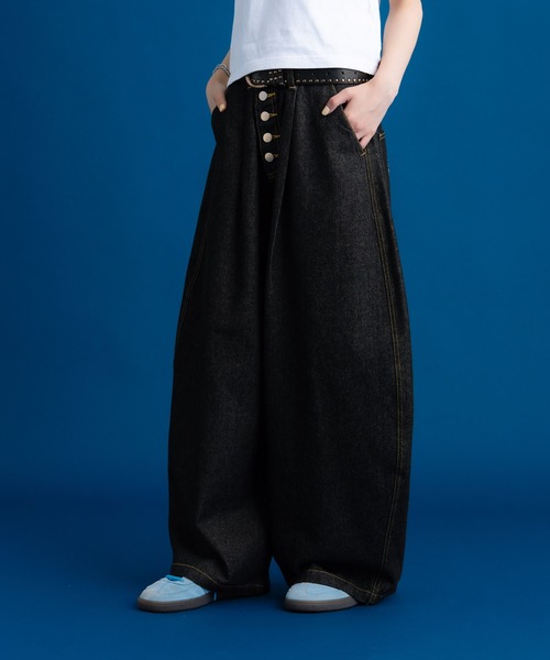Remember.(リメンバー)の「ハートパッチポケットワイドデニムパンツ / Heart Patchpocket Wide Denimpants(デニムパンツ・メンズ・ブラック/ネイビー・LARGE/MEDIUM)」の3枚目の写真