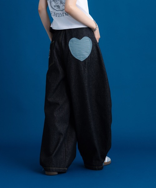 Remember.(リメンバー)の「ハートパッチポケットワイドデニムパンツ / Heart Patchpocket Wide Denimpants(デニムパンツ・メンズ・ブラック/ネイビー・LARGE/MEDIUM)」の9枚目の写真