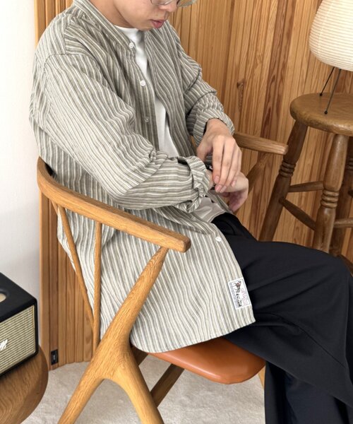 GEVACO(ゲバコ)の「【GEVACO】バンドカラーワッペンシャツ(シャツ/ブラウス・メンズ・ベージュ/ネイビー・MEDIUM/LARGE)」の2枚目の写真