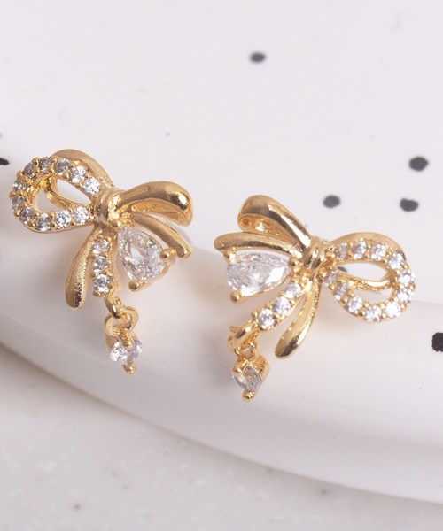 Peony(ピオニー)の「【Peony/ピオニー】デザインリボン ラインストーンミックスピアス(ピアス(両耳用)・レディース・ゴールド・FREE)」の2枚目の写真