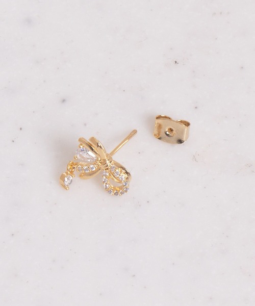 Peony(ピオニー)の「【Peony/ピオニー】デザインリボン ラインストーンミックスピアス(ピアス(両耳用)・レディース・ゴールド・FREE)」の3枚目の写真