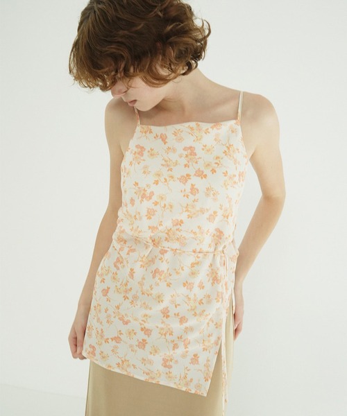 CLANE(クラネ)の「MABEL FLOWER DRAPE CAMI TOPS(キャミソール・レディース・ブラック/オレンジ・1/2)」の2枚目の写真