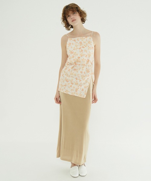 CLANE(クラネ)の「MABEL FLOWER DRAPE CAMI TOPS(キャミソール・レディース・ブラック/オレンジ・1/2)」の8枚目の写真