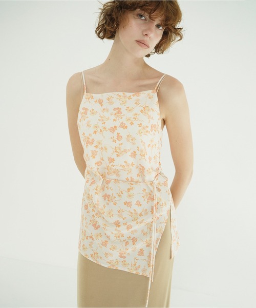 CLANE(クラネ)の「MABEL FLOWER DRAPE CAMI TOPS(キャミソール・レディース・ブラック/オレンジ・1/2)」の6枚目の写真