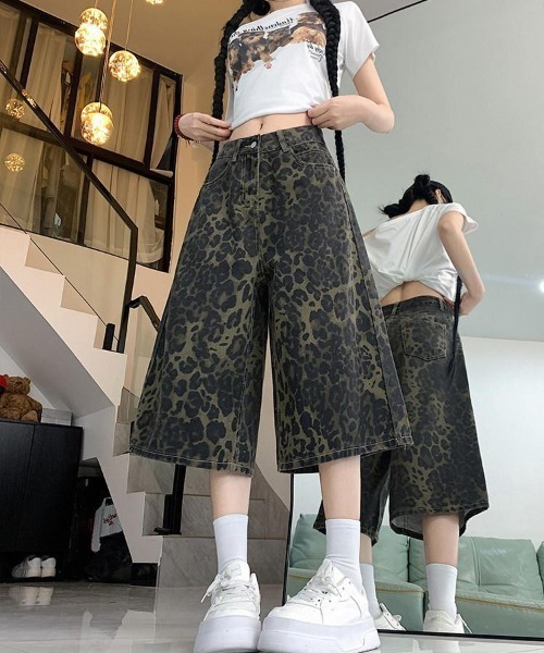 SHEPP(シープ)の「レオパード柄 ワイドシルエット デニムバミューダパンツ(デニムパンツ・レディース・カーキ・L/M)」の6枚目の写真