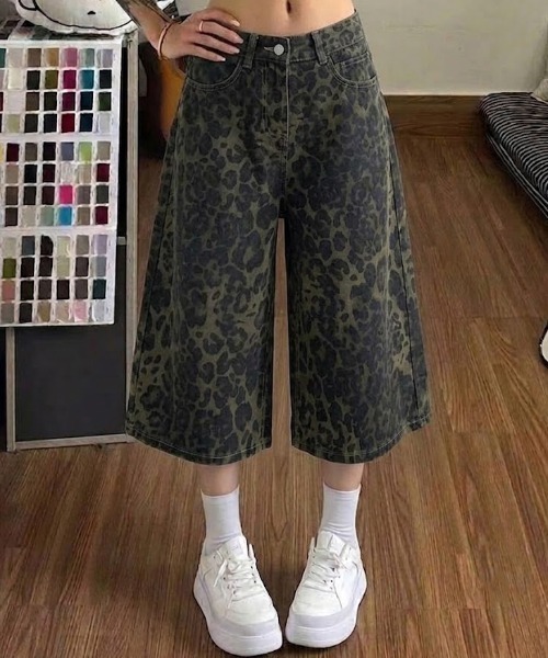SHEPP(シープ)の「レオパード柄 ワイドシルエット デニムバミューダパンツ(デニムパンツ・レディース・カーキ・L/M)」の4枚目の写真