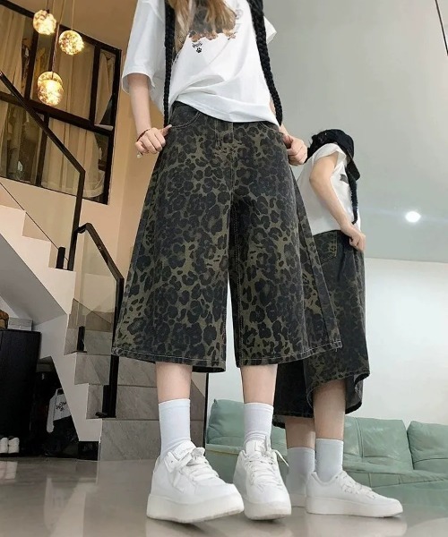 SHEPP(シープ)の「レオパード柄 ワイドシルエット デニムバミューダパンツ(デニムパンツ・レディース・カーキ・L/M)」の9枚目の写真
