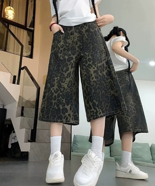 SHEPP(シープ)の「レオパード柄 ワイドシルエット デニムバミューダパンツ(デニムパンツ・レディース・カーキ・L/M)」の11枚目の写真