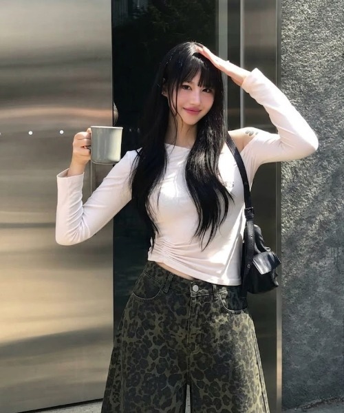 SHEPP(シープ)の「レオパード柄 ワイドシルエット デニムバミューダパンツ(デニムパンツ・レディース・カーキ・L/M)」の2枚目の写真
