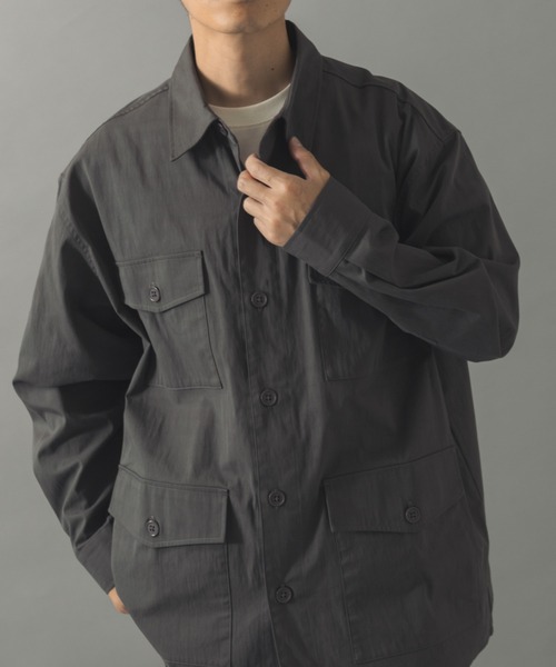 ITEMS URBANRESEARCH（アイテムズ アーバンリサーチ）の「4-pocket ツイルフィールドシャツジャケット（ミリタリージャケット・メンズ・チャコールグレー/オリーブ・MEDIUM/LARGE）」の2枚目の写真