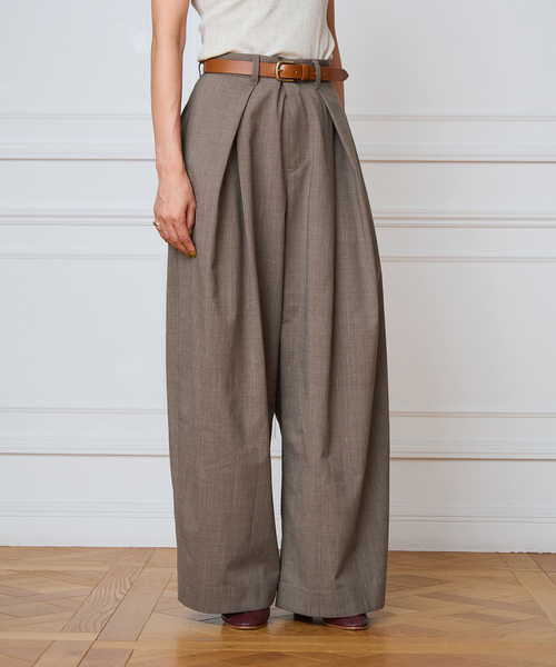 IENA LA BOUCLE（イエナラブークル）の「IENA LA BOUCLE スラブインパーテッドタックパンツ（スラックス・レディース・ライトグレー/ブラウン・36/38/40）」の2枚目の写真