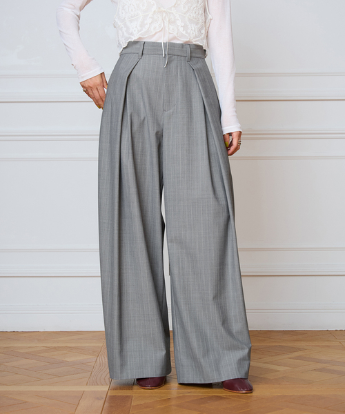 IENA LA BOUCLE（イエナラブークル）の「IENA LA BOUCLE スラブインパーテッドタックパンツ（スラックス・レディース・ライトグレー/ブラウン・36/38/40）」の4枚目の写真