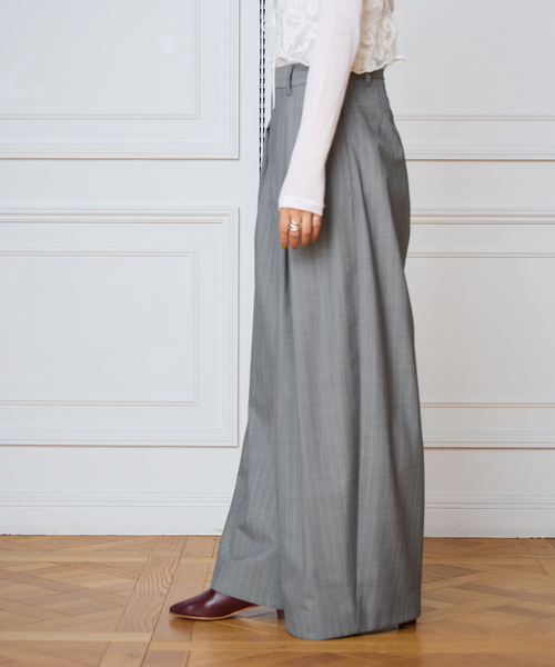 IENA LA BOUCLE（イエナラブークル）の「IENA LA BOUCLE スラブインパーテッドタックパンツ（スラックス・レディース・ライトグレー/ブラウン・36/38/40）」の5枚目の写真