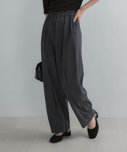 URBAN RESEARCH ROSSO WOMEN（アーバンリサーチ　ロッソ）の「ELENDEEK　EASY TUCK COCOON PANTS（その他パンツ・レディース・チャコールグレー・1/2）」の2枚目の写真