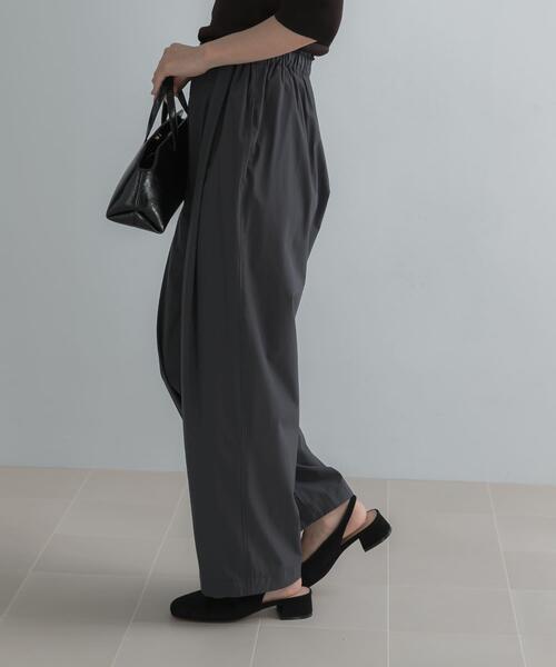 URBAN RESEARCH ROSSO WOMEN（アーバンリサーチ　ロッソ）の「ELENDEEK　EASY TUCK COCOON PANTS（その他パンツ・レディース・チャコールグレー・1/2）」の3枚目の写真