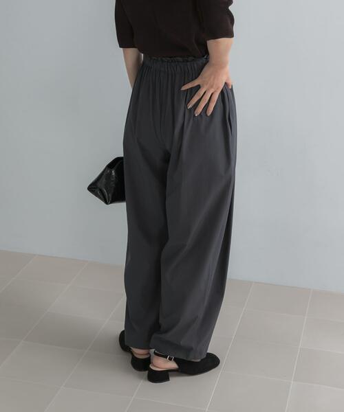 URBAN RESEARCH ROSSO WOMEN（アーバンリサーチ　ロッソ）の「ELENDEEK　EASY TUCK COCOON PANTS（その他パンツ・レディース・チャコールグレー・1/2）」の4枚目の写真