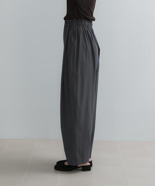 URBAN RESEARCH ROSSO WOMEN（アーバンリサーチ　ロッソ）の「ELENDEEK　EASY TUCK COCOON PANTS（その他パンツ・レディース・チャコールグレー・1/2）」の7枚目の写真