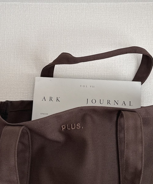 AS KNOW AS plus(アズノゥアズプラス)の「PLUS. ロゴ刺繍キャンバストートバッグM 【UNISEX ITEM】(トートバッグ・レディース・ブラウン/アイボリー/グリーン/ピンク・FREE)」の12枚目の写真