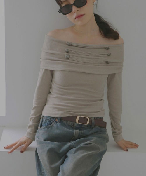 Mili affinity(ミリアフィニティー)の「ナポレオンオフショルロングスリーブTシャツ(Tシャツ/カットソー・レディース・ベージュ/ブラウン/ブラック・FREE)」の3枚目の写真