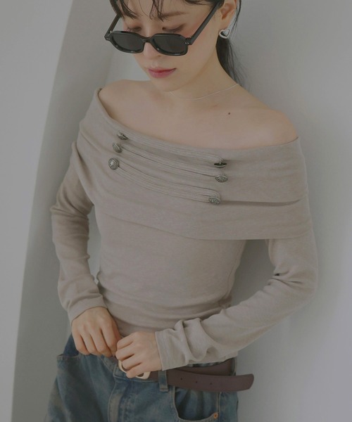 Mili affinity(ミリアフィニティー)の「ナポレオンオフショルロングスリーブTシャツ(Tシャツ/カットソー・レディース・ベージュ/ブラウン/ブラック・FREE)」の22枚目の写真