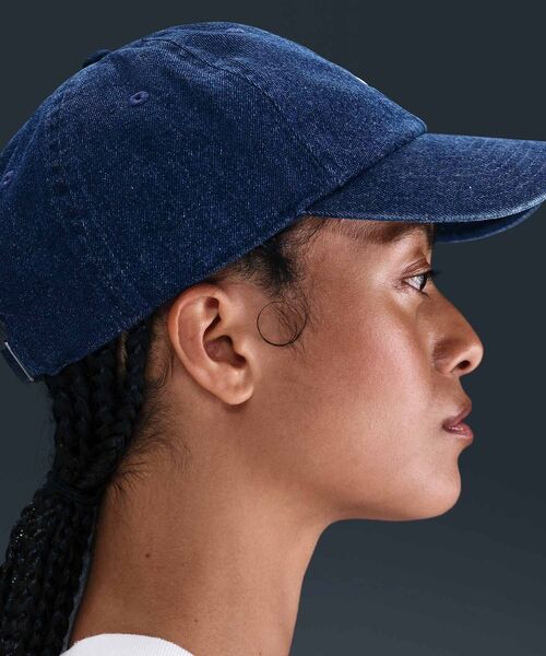 NIKE(ナイキ)の「ナイキ クラブ アンストラクチャード デニム キャップ / Nike Club Unstructured Denim Cap HF0383-419 College Navy(キャップ・メンズ・ネイビー・L/XL/M/L/S/M)」の2枚目の写真