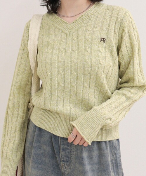 fredy emue(フレディエミュ)の「FR刺しゅうケーブル柄Vネックニットプルオーバー(ニット/セーター・レディース・グレー系その他2/グレー系その他/パープル系その他/グリーン系その他・38)」の15枚目の写真