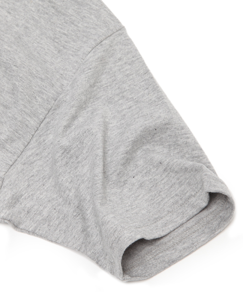 MEDICOM TOY（メディコムトイ）の「FABRICK【SUZUKI HIROYUKI】 TEE SHIRTS "NAGOMI”（Tシャツ/カットソー・メンズ・アッシュグレー/ホワイト×ネイビー/ホワイト×ピンク/ホワイト系その他・MEDIUM/SMALL/LARGE/X-SMALL）」の8枚目の写真