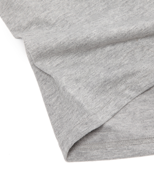 MEDICOM TOY（メディコムトイ）の「FABRICK【SUZUKI HIROYUKI】 TEE SHIRTS "NAGOMI”（Tシャツ/カットソー・メンズ・アッシュグレー/ホワイト×ネイビー/ホワイト×ピンク/ホワイト系その他・MEDIUM/SMALL/LARGE/X-SMALL）」の9枚目の写真