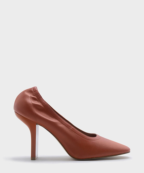 CHARLES & KEITH(チャールズ & キース)の「テパードヒールフィットパンプス / TAPERED HEEL FITTED PUMPS(パンプス・レディース・ブラック/レンガ・23.5cm/23cm/24.5cm)」の1枚目の写真