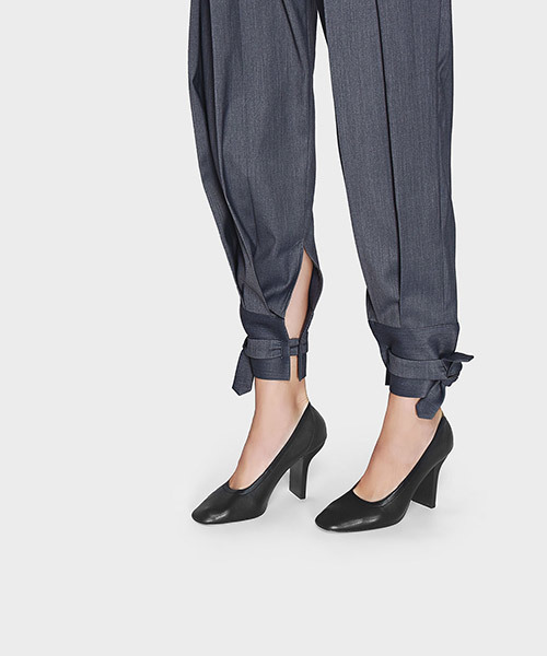 CHARLES & KEITH(チャールズ & キース)の「テパードヒールフィットパンプス / TAPERED HEEL FITTED PUMPS(パンプス・レディース・ブラック/レンガ・23.5cm/23cm/24.5cm)」の10枚目の写真