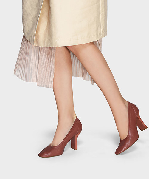 CHARLES & KEITH(チャールズ & キース)の「テパードヒールフィットパンプス / TAPERED HEEL FITTED PUMPS(パンプス・レディース・ブラック/レンガ・23.5cm/23cm/24.5cm)」の4枚目の写真