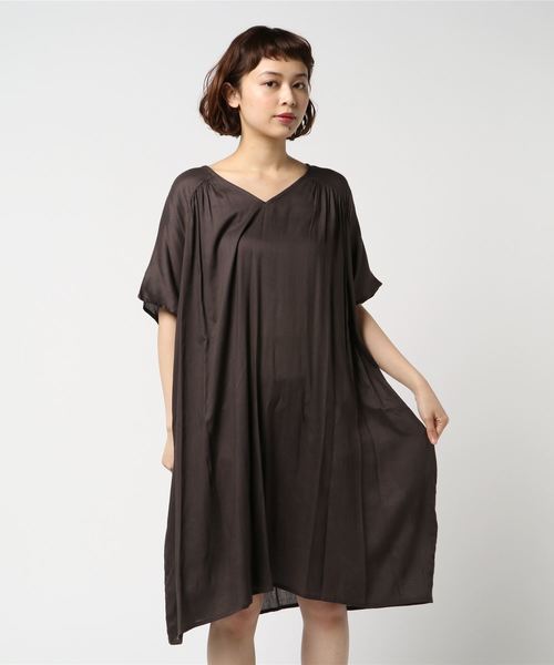 rps（アールピーエス）の「レーヨンＶネック半袖ワンピース（ワンピース・レディース・チャコールグレー/ブラック/ブルー/グリーン/ダークベージュ/グレー/ブラック系その他2/マスタード・M）」の17枚目の写真