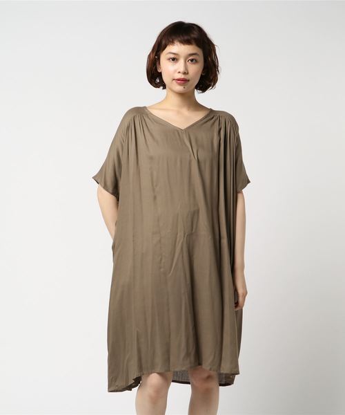 rps（アールピーエス）の「レーヨンＶネック半袖ワンピース（ワンピース・レディース・チャコールグレー/ブラック/ブルー/グリーン/ダークベージュ/グレー/ブラック系その他2/マスタード・M）」の16枚目の写真