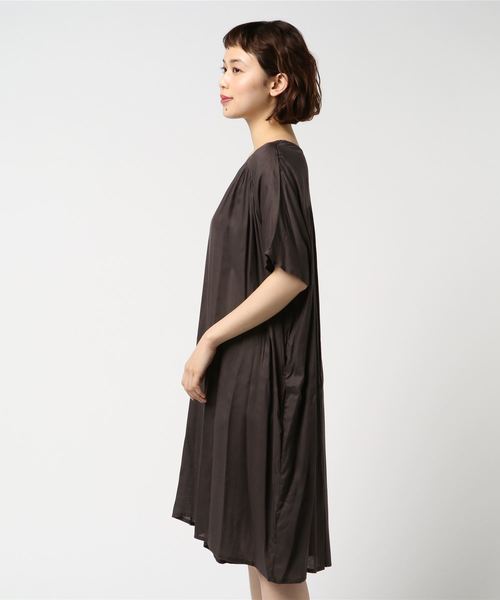 rps（アールピーエス）の「レーヨンＶネック半袖ワンピース（ワンピース・レディース・チャコールグレー/ブラック/ブルー/グリーン/ダークベージュ/グレー/ブラック系その他2/マスタード・M）」の14枚目の写真