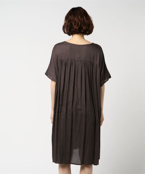 rps（アールピーエス）の「レーヨンＶネック半袖ワンピース（ワンピース・レディース・チャコールグレー/ブラック/ブルー/グリーン/ダークベージュ/グレー/ブラック系その他2/マスタード・M）」の15枚目の写真